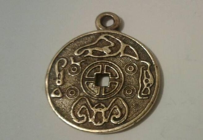 Imperial amulet for good luck and wealth. 